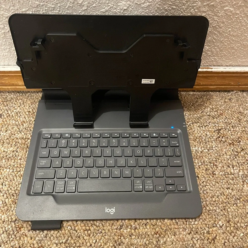 Logitech Universal Folio‎ for iPad or tablet Detachable keyboard. Plz Read
